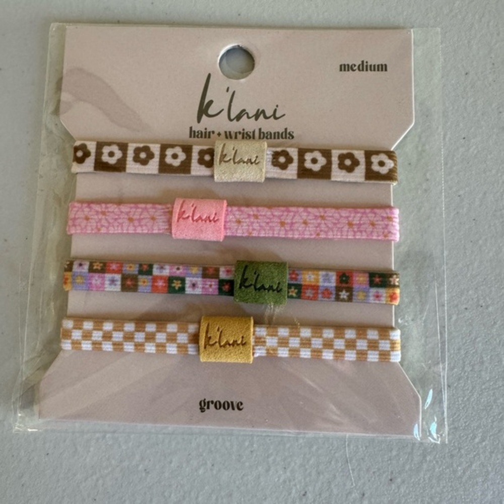 K'lani Hair ties/Wrist Bands set in “Groove” 
So fun!! Pretty and practical 💕